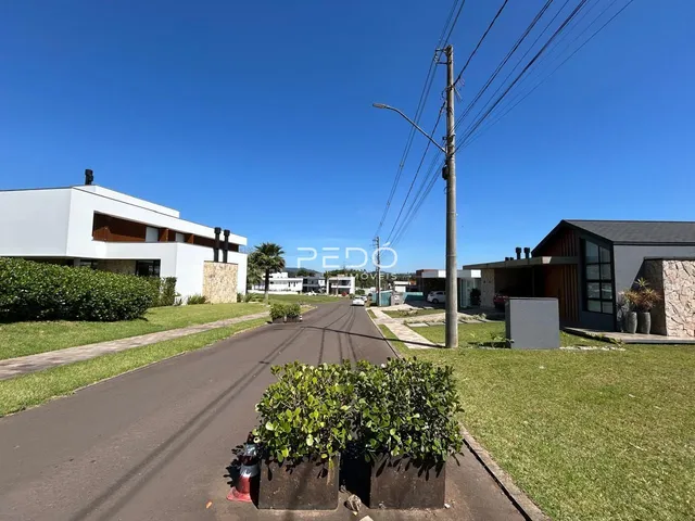 Vista externa de casas em uma rua residencial em Lajeado, Brasil.