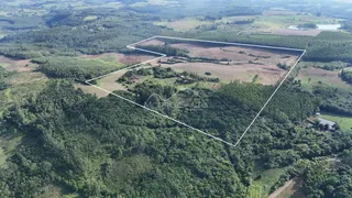 Vista aérea de um terreno com vegetação densa em Lajeado, Brasil.