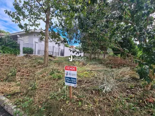 Vista externa de uma residência em Lajeado, Brasil, com vegetação densa na frente.
