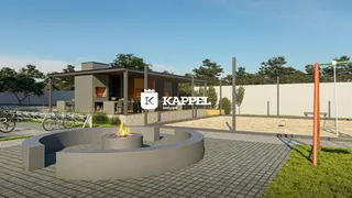 Área externa pavimentada com um círculo de fogo no quintal.