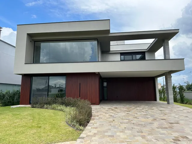 Fachada moderna de uma residência com área externa em Lajeado, Brasil.