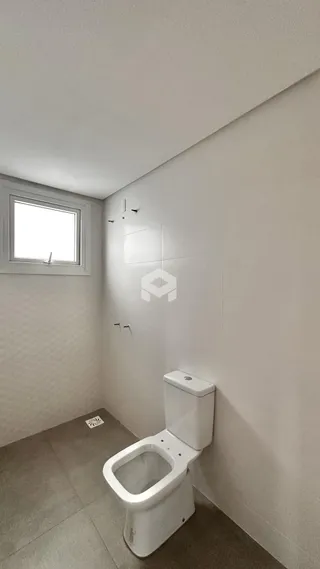 Foto de um banheiro interno com azulejos brancos.