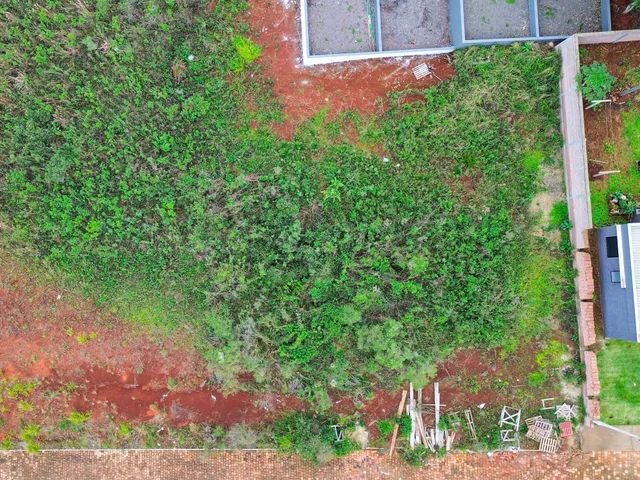 Uma vista aérea mostra um terreno com vegetação densa em Lajeado, Brasil.