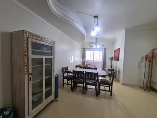 Foto de uma sala de jantar com piso de madeira e móveis de madeira.