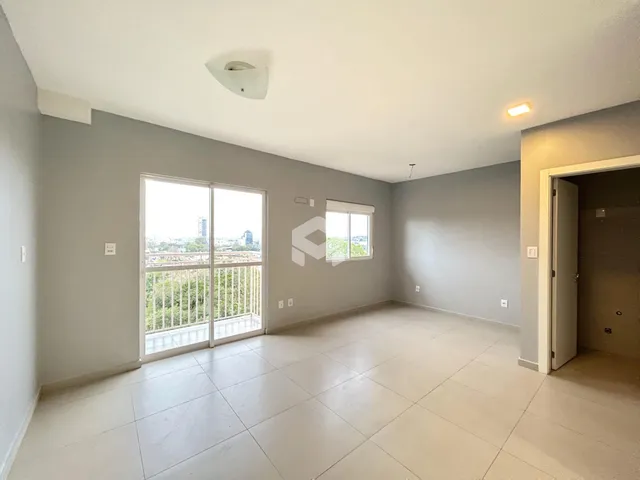Sala de estar ampla com piso de cerâmica e vista para o exterior.