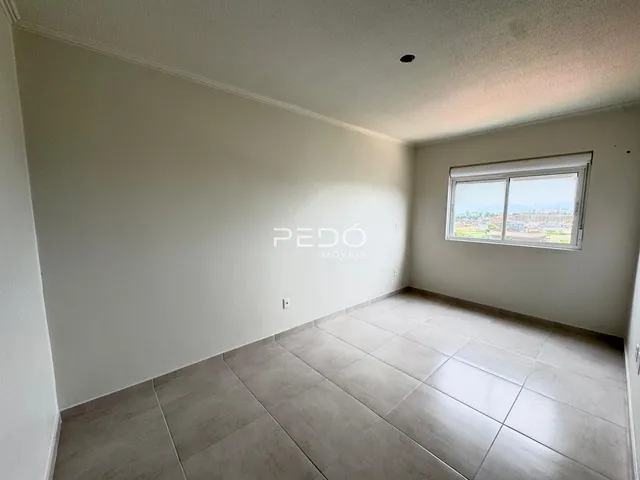 Ambiente interno com piso de cerâmica claro e paredes brancas.