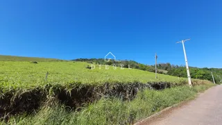 Paisagem de colinas verdes com vegetação no Brasil.