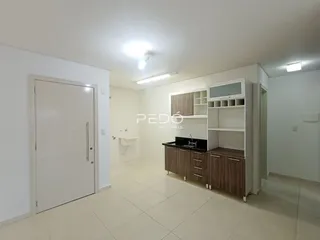 Ambiente interno com piso claro e móveis planejados em um imóvel.