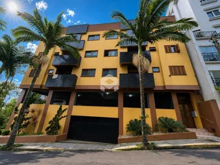 Fachada de um prédio residencial em Lajeado, Brasil com palmeiras.