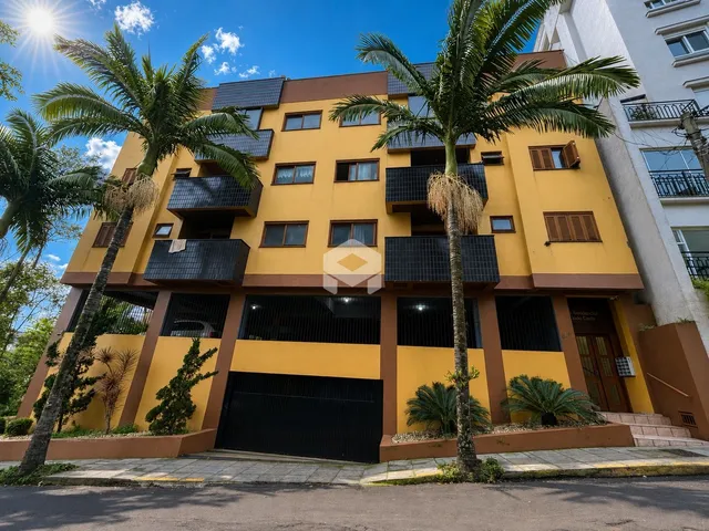 Fachada de um prédio residencial em Lajeado, Brasil com palmeiras.