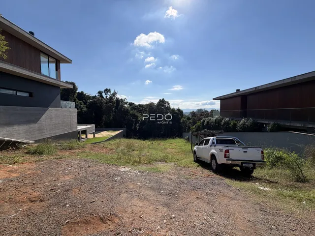 Vista da fachada de uma residência em Lajeado, Brasil, com terreno em primeiro plano.