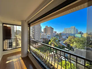 Vista da varanda de um imóvel em Lajeado, Brasil, com vista para a paisagem urbana.