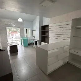 Cozinha com armários brancos e piso de cerâmica.