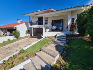 Fachada de uma casa em Lajeado, Brasil, com jardim e escadaria.