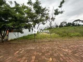 Vista da área externa pavimentada com tijolos da propriedade.