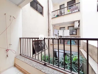 Foto da varanda de um apartamento em Lajeado, mostrando a vista para a vegetação.