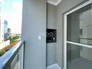 Fachada de um imóvel em Lajeado, Brasil, mostrando uma parede externa e uma porta de vidro.