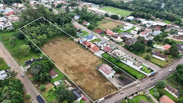 Vista aérea de um terreno aberto com vegetação e estrada em Lajeado.
