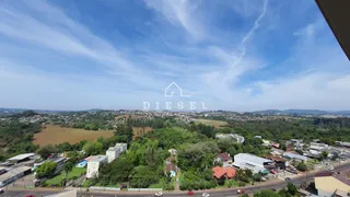 Vista aérea de uma área residencial com vegetação e campos no Brasil.