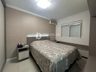 Quarto com cama e janela em um imóvel no Brasil.