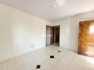 Foto de um ambiente interno com piso de cerâmica e paredes brancas.