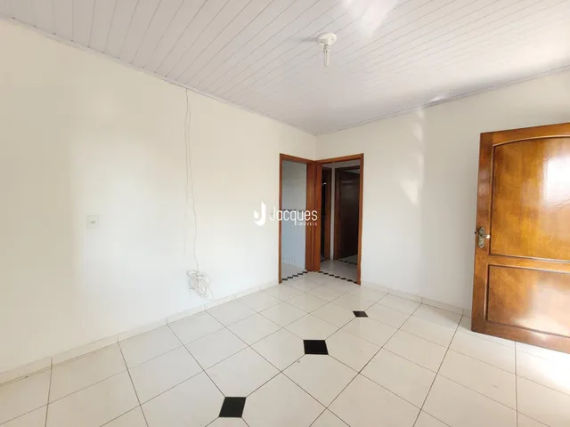 Foto de um ambiente interno com piso de cerâmica e paredes brancas.