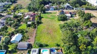 Vista aérea de uma propriedade em Lajeado, mostrando áreas verdes e uma piscina.
