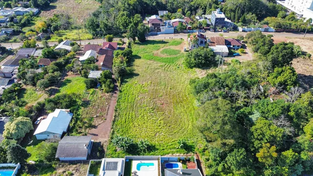 Vista aérea de uma propriedade em Lajeado, mostrando áreas verdes e uma piscina.