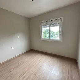 Foto de um cômodo interno com piso de madeira clara.