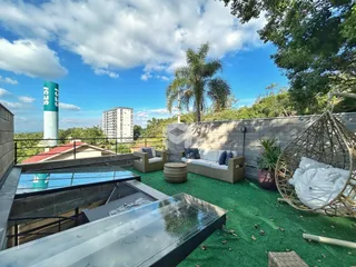 Vista de um jardim com área de lazer e espreguiçadeiras em Lajeado, Brasil.