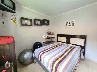 Quarto com cama de madeira e decoração de parede.
