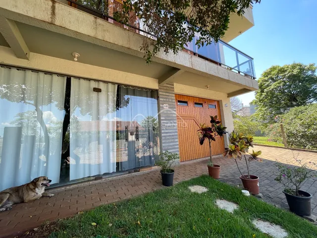 Fachada externa de uma residência em Lajeado, Brasil, com jardim e varanda.