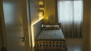 Quarto com cama e janela iluminada em um ambiente interno.