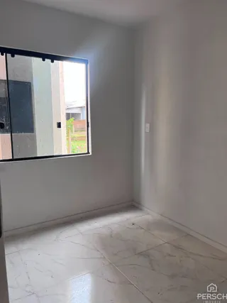 Foto de um cômodo interno com piso de mármore e uma grande janela.