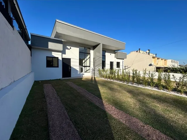 Fachada de uma casa moderna com jardim em Lajeado, Brasil.