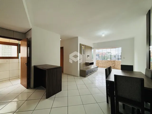 Ambiente interno de uma sala de estar com piso de cerâmica e mesa de jantar.