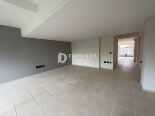 Corredor com piso cerâmico claro em uma propriedade.