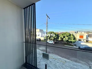 Vista da área externa do imóvel em Lajeado, Brasil, mostrando a rua e a paisagem.