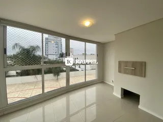 Sala de estar com grandes janelas que oferecem vista para o exterior.