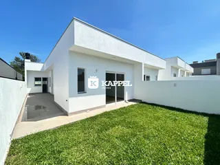 Fachada de uma casa moderna branca com jardim em Lajeado, Brasil.