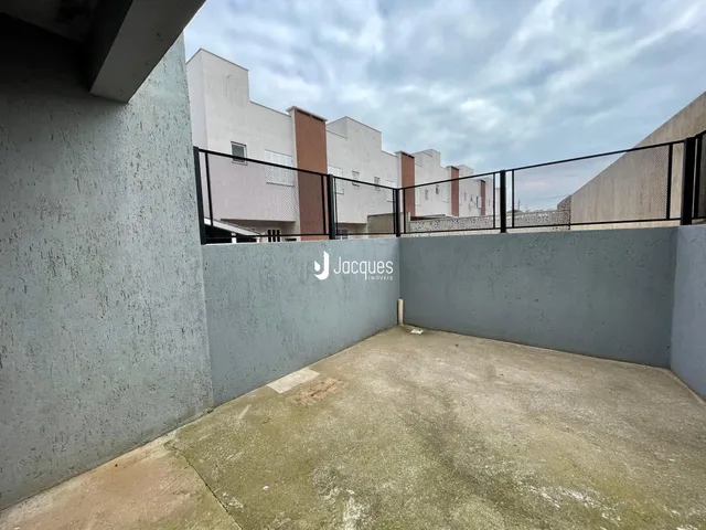 Vista externa de uma área pavimentada de uma propriedade em Lajeado.