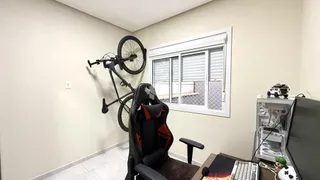 Uma parede clara com uma janela e uma bicicleta estão visíveis no interior do ambiente.