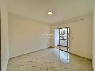 Interior de um ambiente com piso de cerâmica claro.