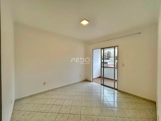 Interior de um ambiente com piso de cerâmica claro.