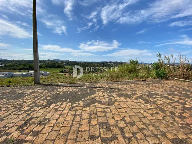 Área externa pavimentada com tijolos no entorno de uma propriedade em Lajeado.