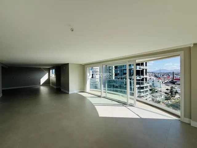 Ambiente interno moderno com grande abertura para a vista externa.