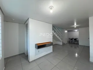 Hall de entrada com piso de cerâmica e escadaria visível.