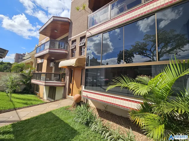Fachada de um edifício residencial em Lajeado, Brasil, com jardim na frente.
