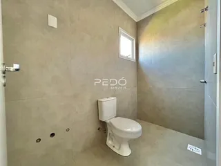Foto do interior de um banheiro.