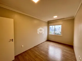 Uma sala com piso de madeira e janela em um imóvel.